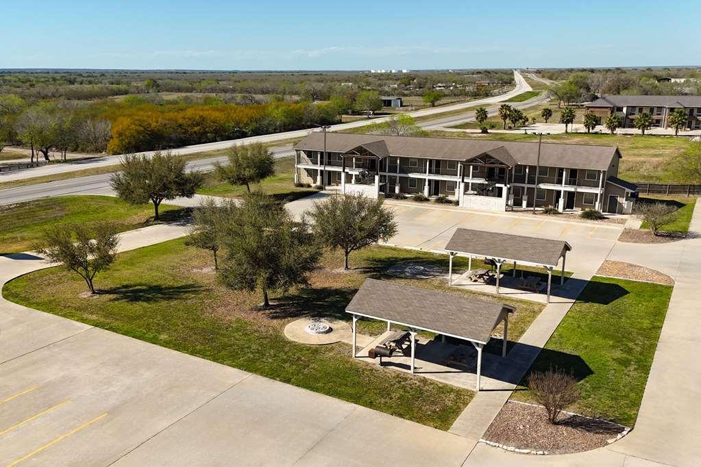 Eagle'S Den Three Rivers Texas A Travelodge By Wyndham Esterno foto
